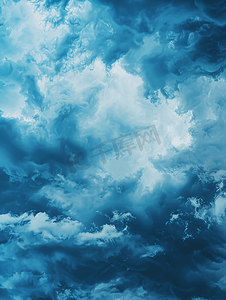 白色深蓝色摄影照片_阴云密布的天空中深蓝色的雨云