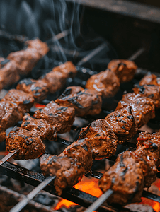火漆印章图摄影照片_烤肉串在金属串上特写烧烤烤肉