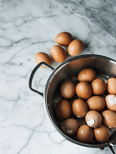 煮熟鸡蛋摄影照片_鸡蛋在金属锅里煮熟
