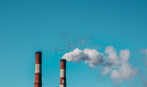 老外工厂图片摄影照片_空气污染吸烟烟囱蓝天