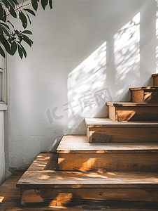 泰国曼谷房屋一侧的家庭经典木台阶楼梯