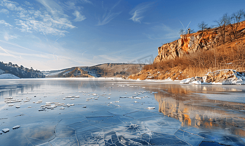 美丽的采石场湖面覆盖着薄冰
