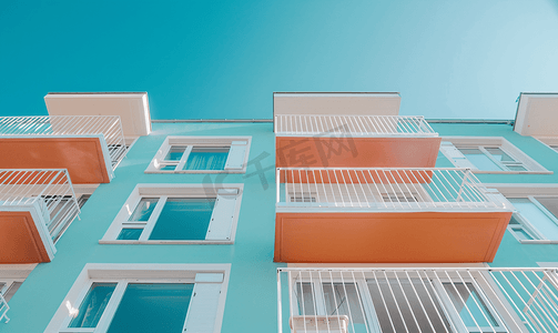 蓝天映衬下多层住宅楼的一排有节奏的阳台