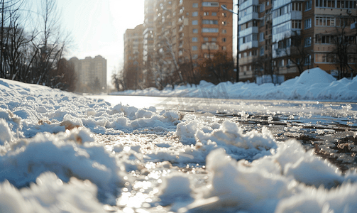 积雪融化的春季城市景观