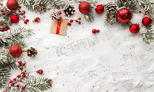 圣诞树和配饰配有卡片和复印空间顶视图