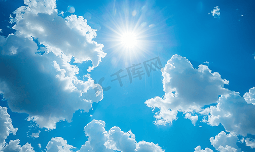 太阳光射效果摄影照片_夏天蓝天上的太阳被雨云挡住了