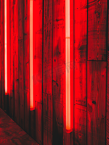 红灯下的木板木板上的霓虹灯