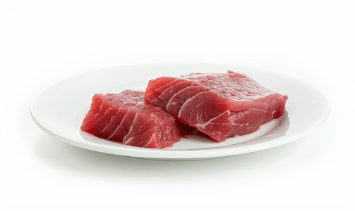 红色盘子摄影照片_盘子上的金枪鱼生牛排和白色背景