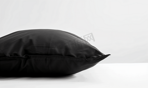 新品推出摄影照片_白色背景下的黑色枕头