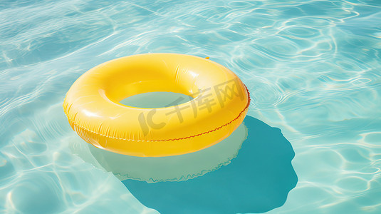 夏日泳池黄色的游泳圈高清图片