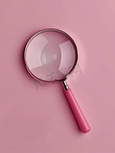 粉红色背景顶视图上的放大镜平躺复制空间概念