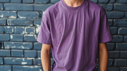 紫色男生T恤短袖摄影照片