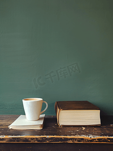 桌上的小册子和咖啡杯