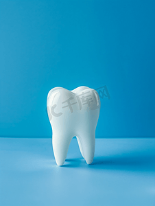 牙齿蛀牙摄影照片_蓝色背景上的白牙齿