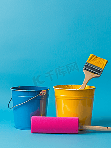 花纹黄色摄影照片_画家滚筒刷和装有油漆的桶