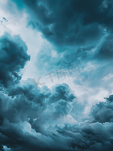 雨中背景摄影照片_阴云密布的天空中深蓝色的雨云