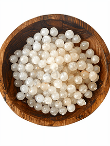 孤立的圆碗中木薯珍珠的顶视图