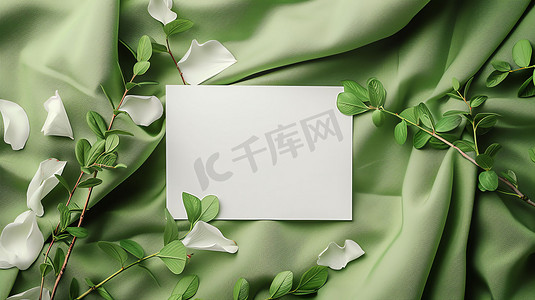 绿色白纸花草绸缎摄影照片