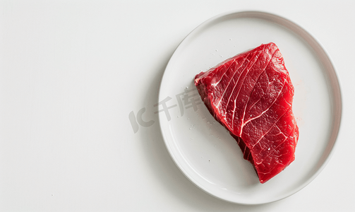 盘子上的金枪鱼生牛排和白色背景