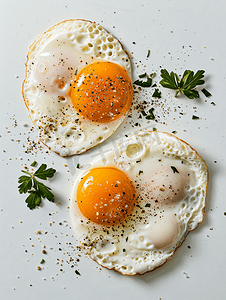 香肠鸡蛋摄影照片_煎鸡蛋的顶部视图与隔离香肠