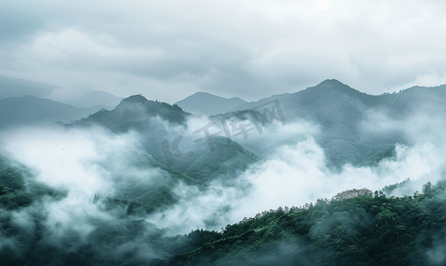 雾光摄影照片_美丽的山景和白雾