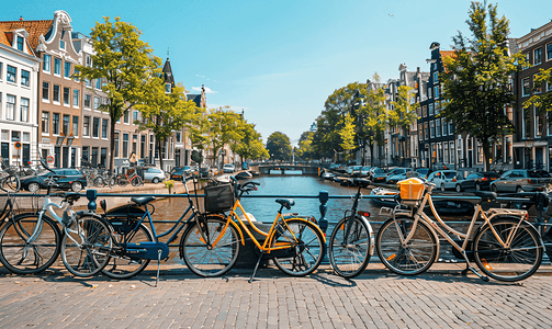阿姆斯特丹摄影照片_阿姆斯特丹运河桥上停放的自行车