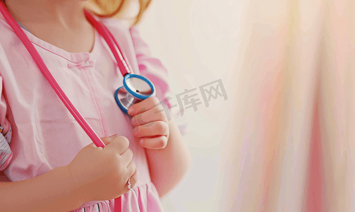 护士使用听诊器听小女孩心跳