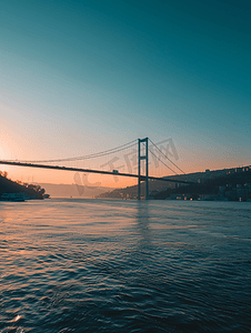 从土耳其伊斯坦布尔看博斯普鲁斯海峡大桥