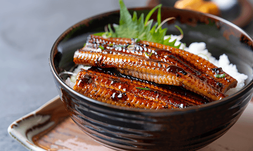 日式鳗鱼盖饭或鳗鱼丼