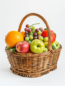 柳条篮白色背景中的水果和蔬菜