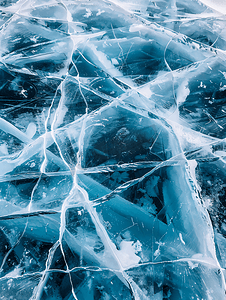 蓝色线条图案摄影照片_冬季贝加尔湖透明蓝色破裂的冰面