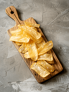 夏季新品上市促销摄影照片_木板上放着薯条状的薯片薯条就是薯片