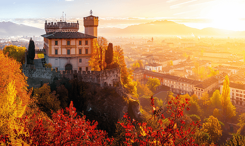 城堡摄影照片_秋季日出时分意大利都灵户外全景欣赏都灵瓦伦蒂诺城堡的美景