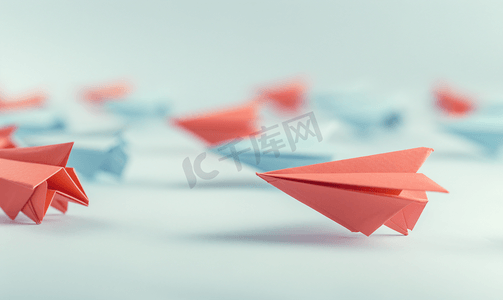 蓝色灵感摄影照片_一组纸飞机红色一个是第一名可以使用领导