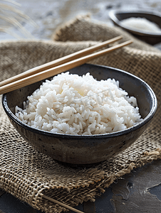 用筷子夹在麻布上的蒸米饭