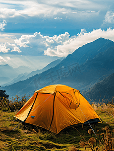 山上发光的黄色帐篷自然公园中有云旅游概念