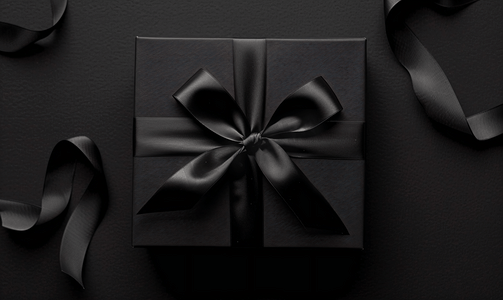 折扣白色摄影照片_黑色礼品盒的顶部视图黑色丝带在黑色背景上被隔离
