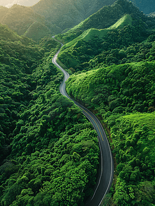 超过摄影照片_山区道路的鸟瞰图