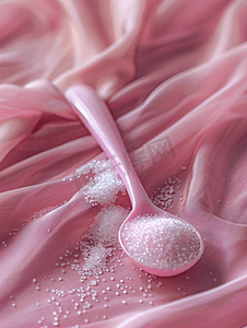 粉红色陶瓷勺中的白色精制甜菜糖
