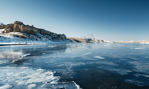 美丽的采石场湖面覆盖着薄冰