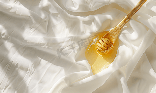 桌上的蜂蜜勺子用白布盖着顶视图选择性聚焦
