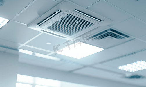 30温度的水摄影照片_现代天花板安装盒式空调系统