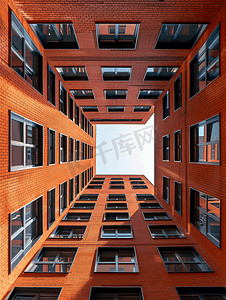 现代城市建筑由红砖建筑组成从上往下看