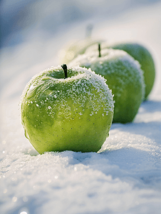 在寒冷的雪地上冷冻青苹果