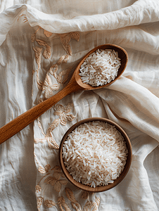 民间菜摄影照片_用木勺和民间柔焦在织物上放未煮熟的米粒