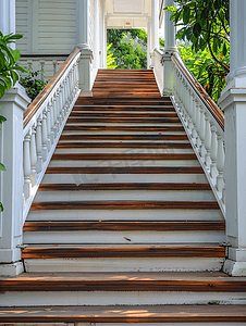 房间背景矢量摄影照片_泰国曼谷房屋一侧的家庭经典木台阶楼梯