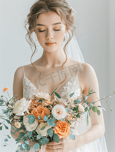 场合摄影照片_拿着美丽的婚礼花束的新娘