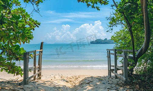 卡通沙丁鱼摄影照片_丹戎丁宜海滩木门的景色