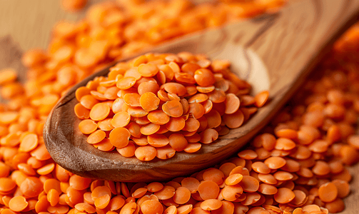 黑全麦粉摄影照片_顶视图的木勺与生全红扁豆