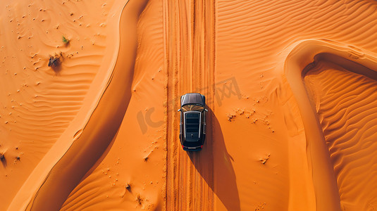 汽车沙漠摄影照片_沙漠汽车行驶俯瞰摄影照片